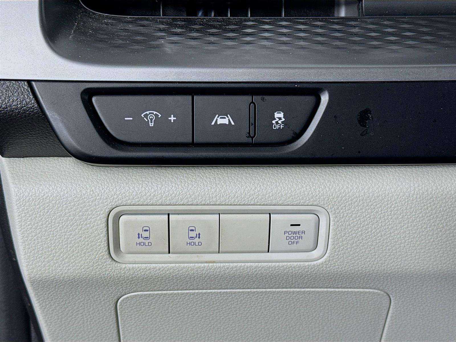 2024 Kia Carnival LX photo 10