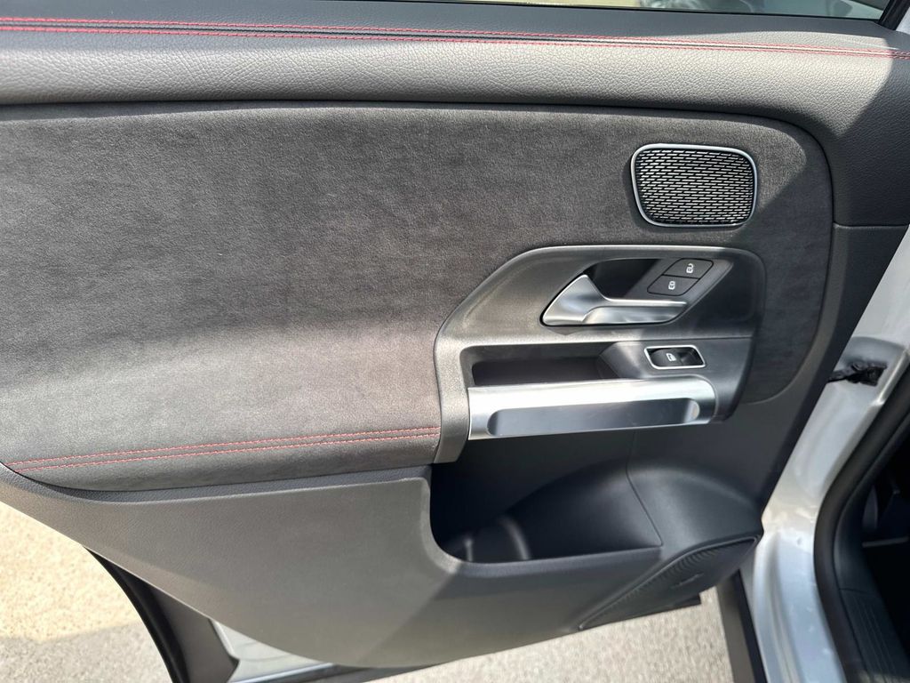 2025 Mercedes Benz GLB 250 4MATIC photo 11