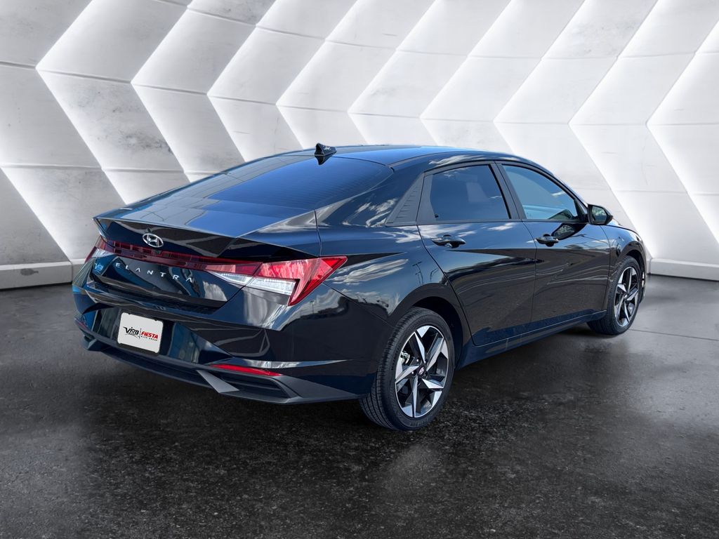2023 Hyundai Elantra SEL photo 4