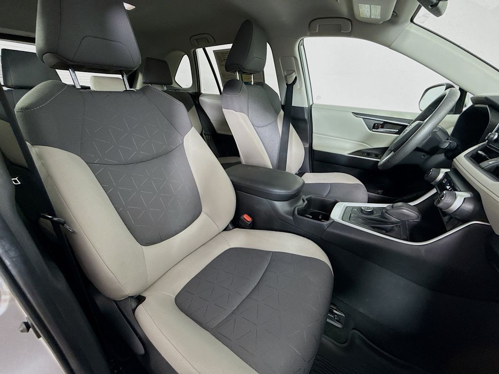 2023 Toyota RAV4 Hybrid XLE photo 25