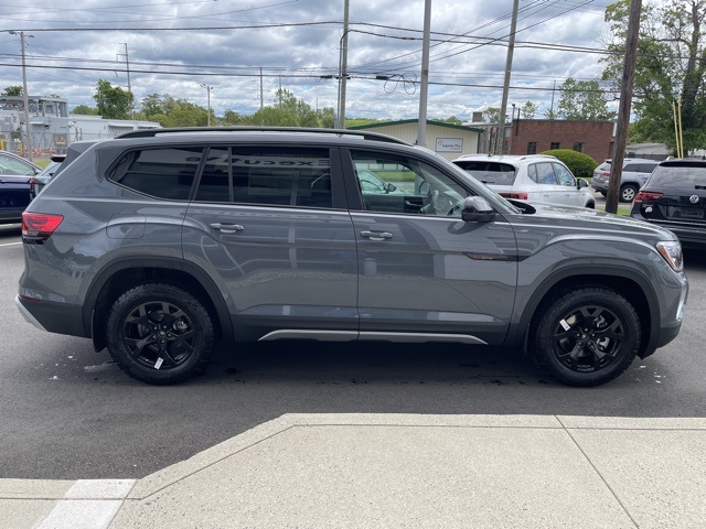 2025 Volkswagen Atlas SE Technology Peak Edition photo 4