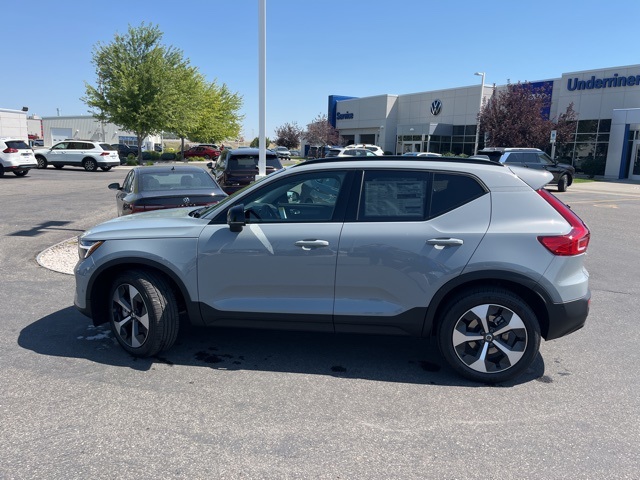 2026 Volvo XC40 Plus photo 2