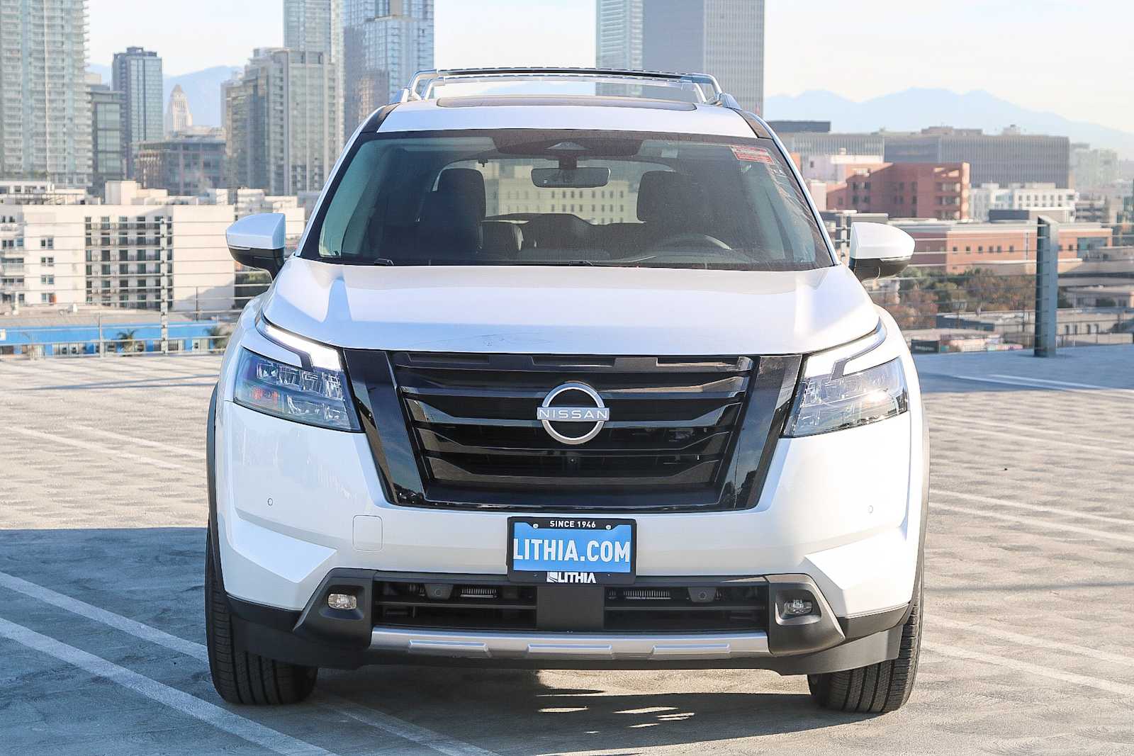 2025 Nissan Pathfinder SL photo 2