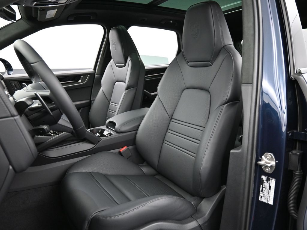 2025 Porsche Cayenne Turbo E-Hybrid photo 4