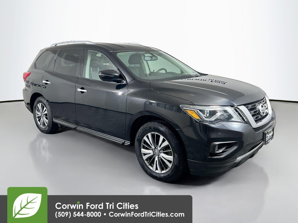 2018 Nissan Pathfinder SV's photo