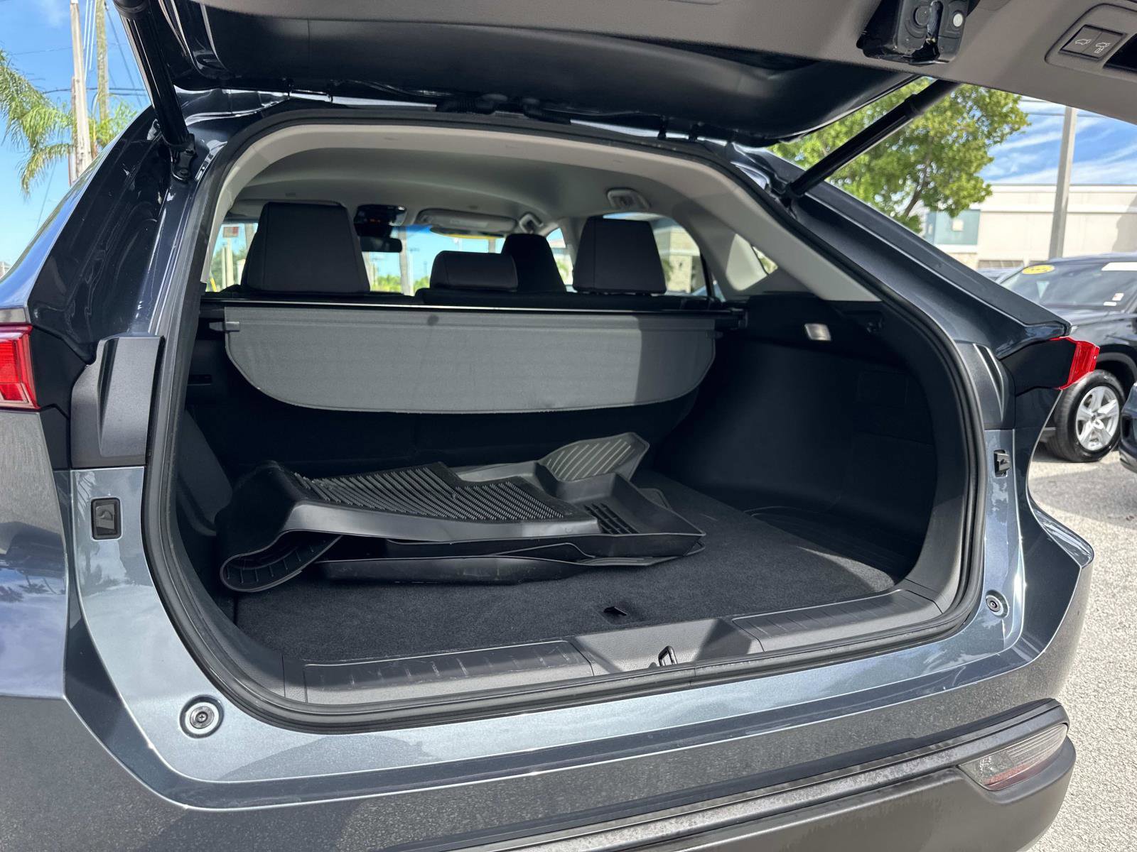 2023 Toyota Venza LE photo 9