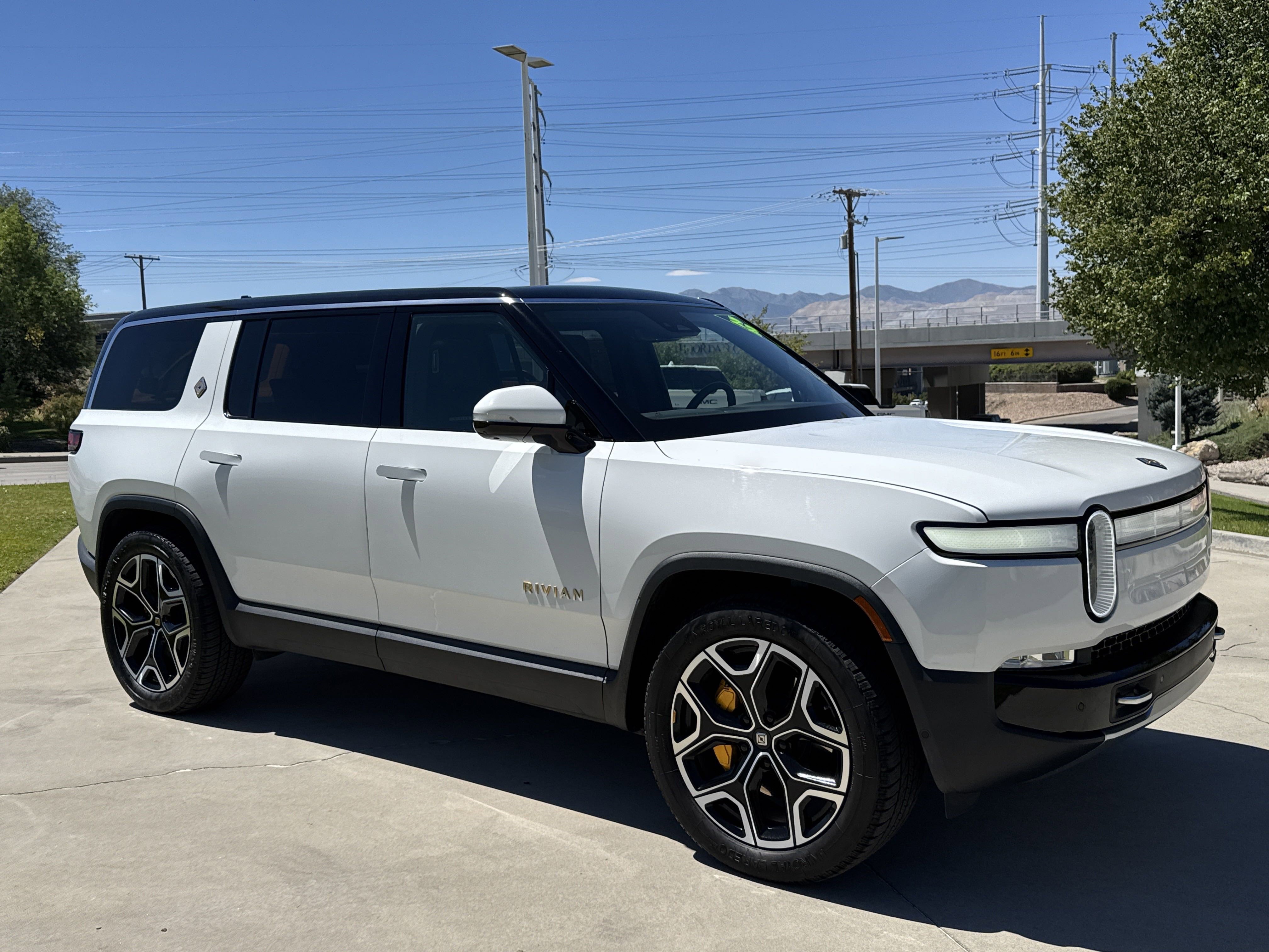 2022 Rivian R1S Launch Edition photo 5
