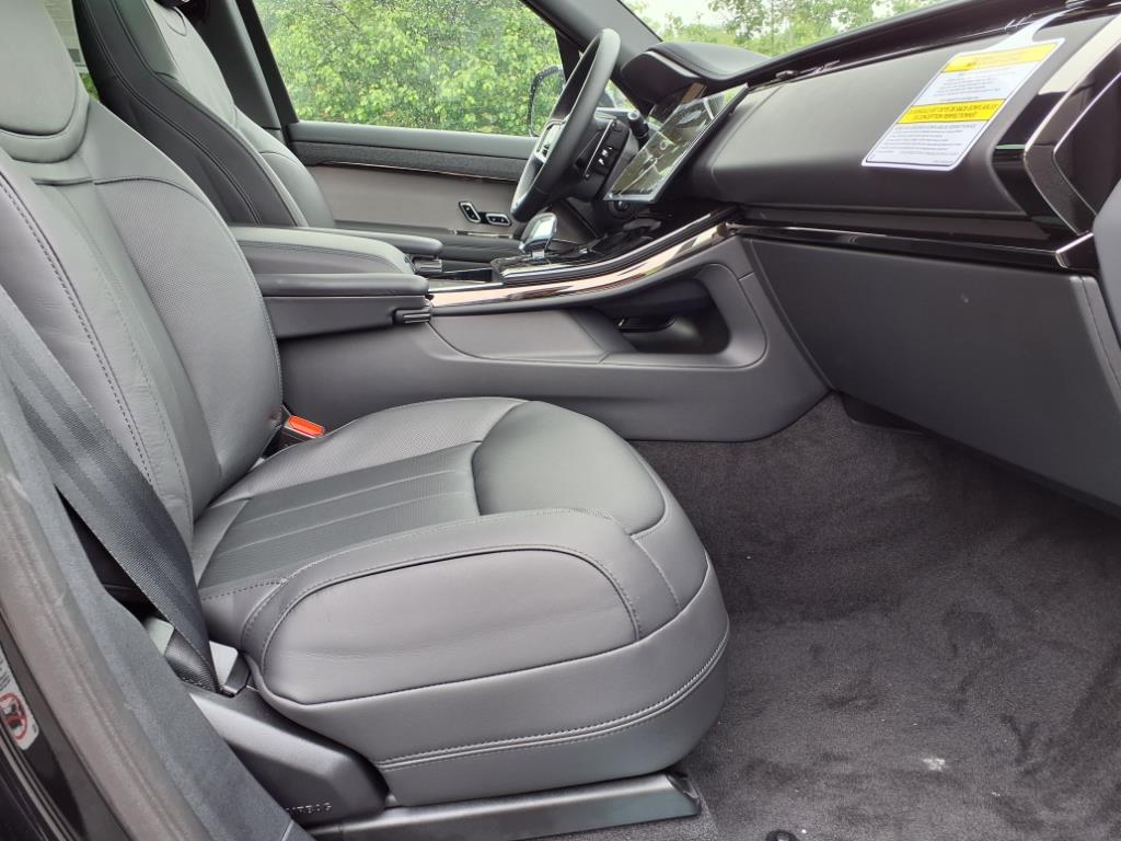 2025 Land Rover Range Rover Sport SE photo 3