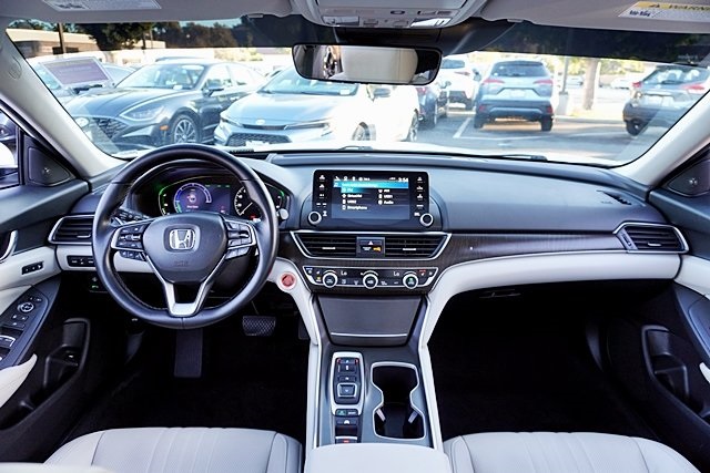 Used 2018  Honda Touring image 18