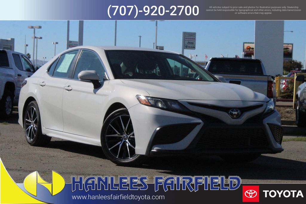 2023 Toyota Camry SE's photo