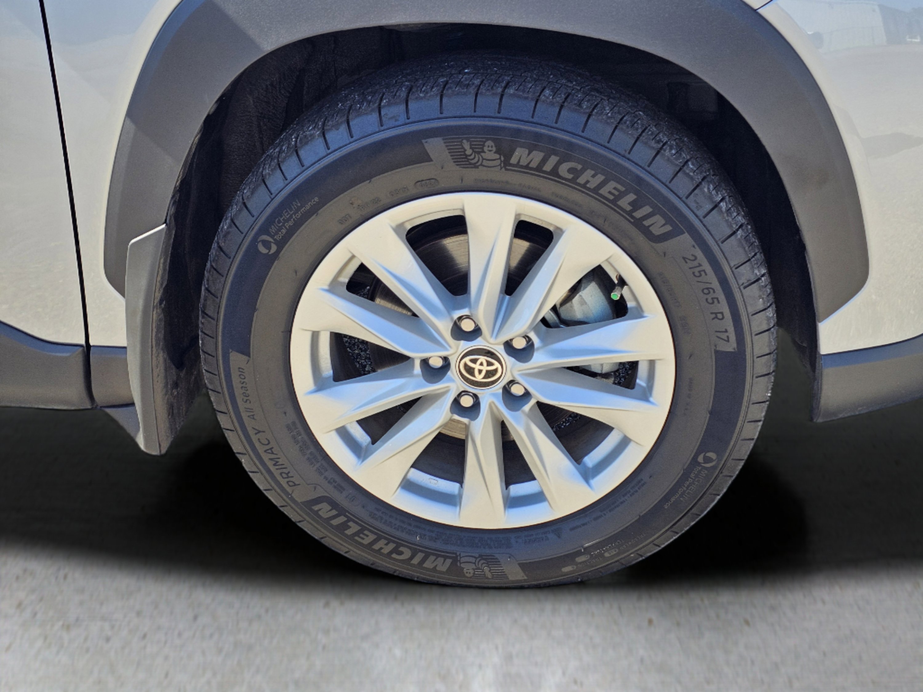 2024 Toyota Corolla Cross LE photo 5