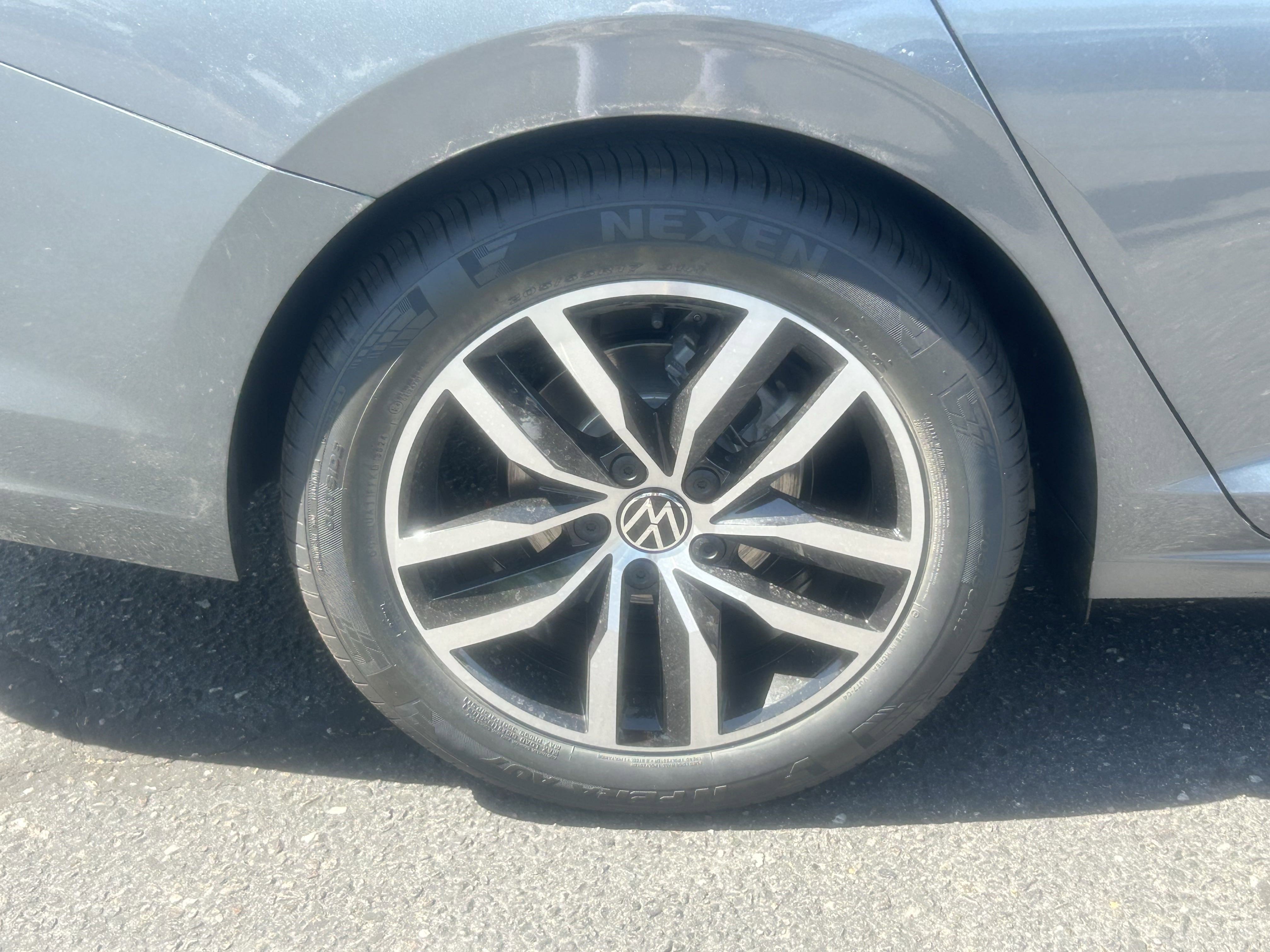 2025 Volkswagen Jetta SE photo 2