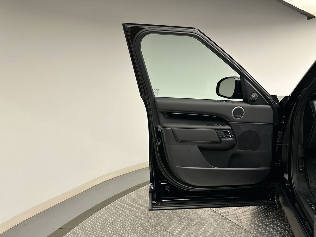 2025 Land Rover Discovery S photo 7