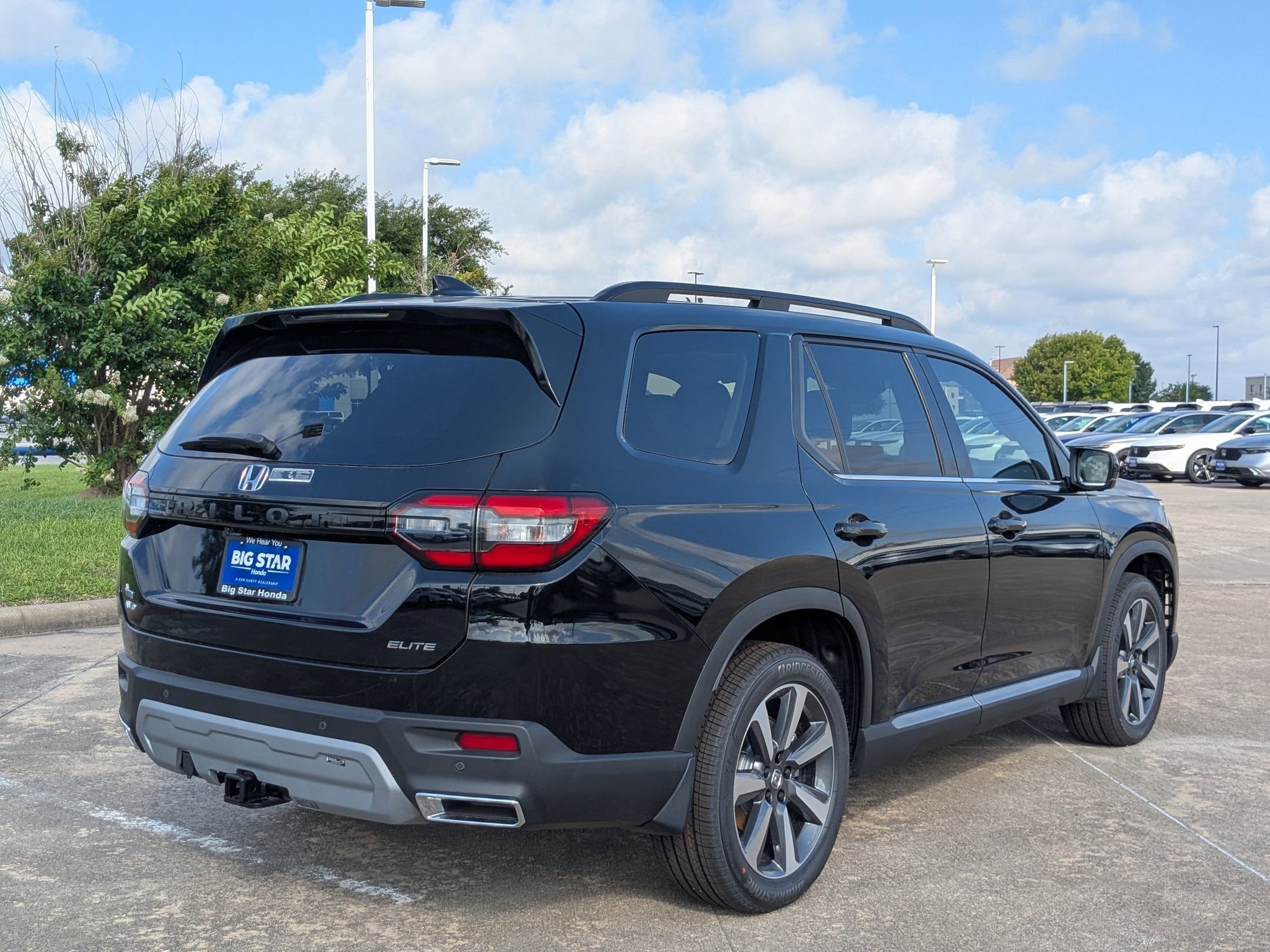 2025 Honda Pilot Elite photo 2