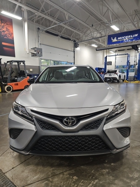 2020 Toyota Camry SE photo 3