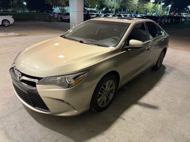 2017 Toyota Camry SE's photo