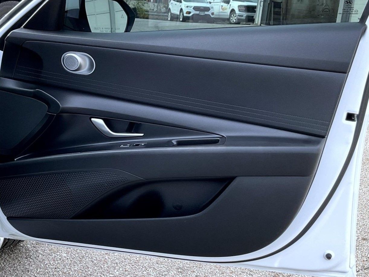 2021 Hyundai Elantra SEL photo 16
