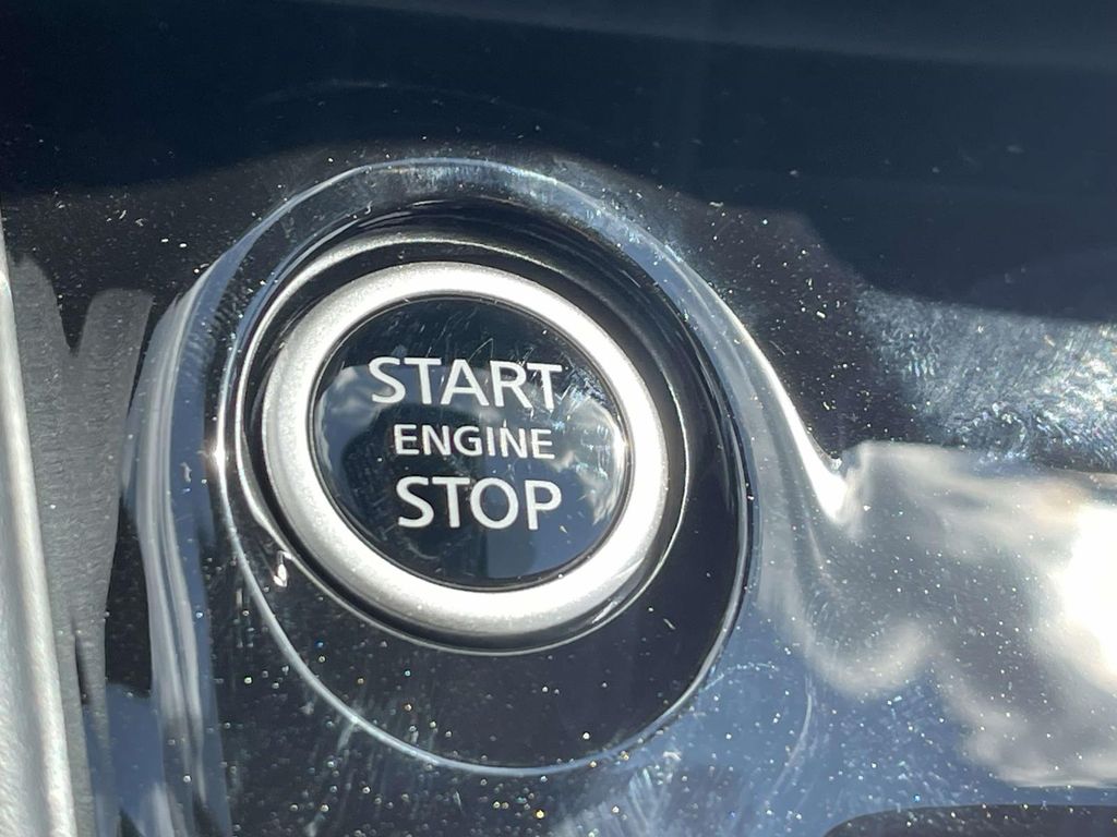 2025 Nissan Versa SR photo 27