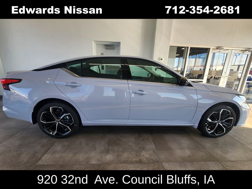 2025 Nissan Altima SR's photo