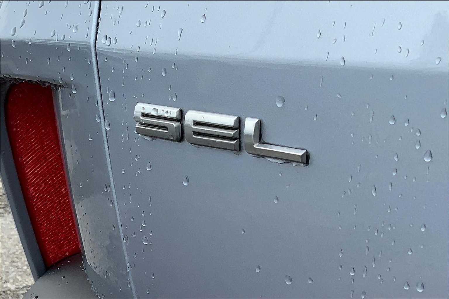 2022 Ford Escape SEL photo 9