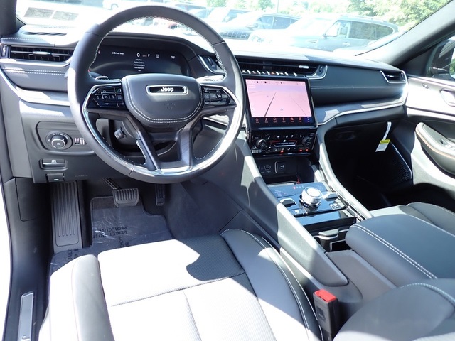 2025 Jeep Grand Cherokee Overland photo 12