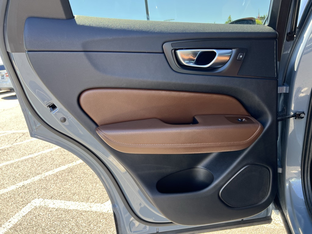 2022 Volvo XC60 B5 Momentum photo 23