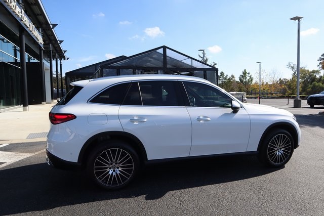 2025 Mercedes Benz GLC 300 photo 3