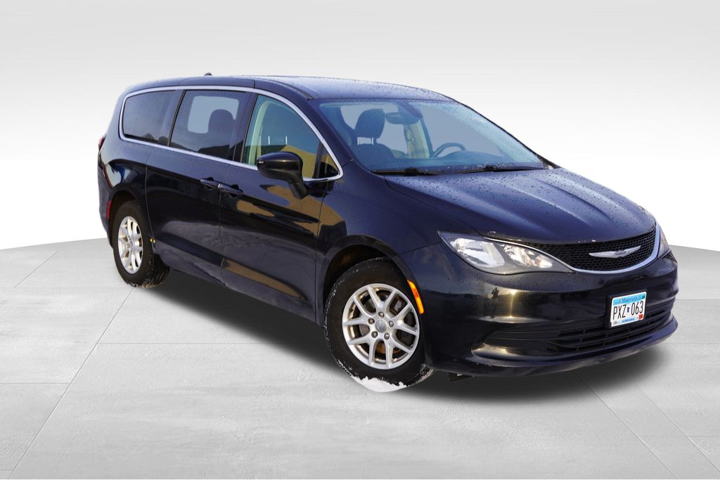 2017 Chrysler Pacifica Touring's photo
