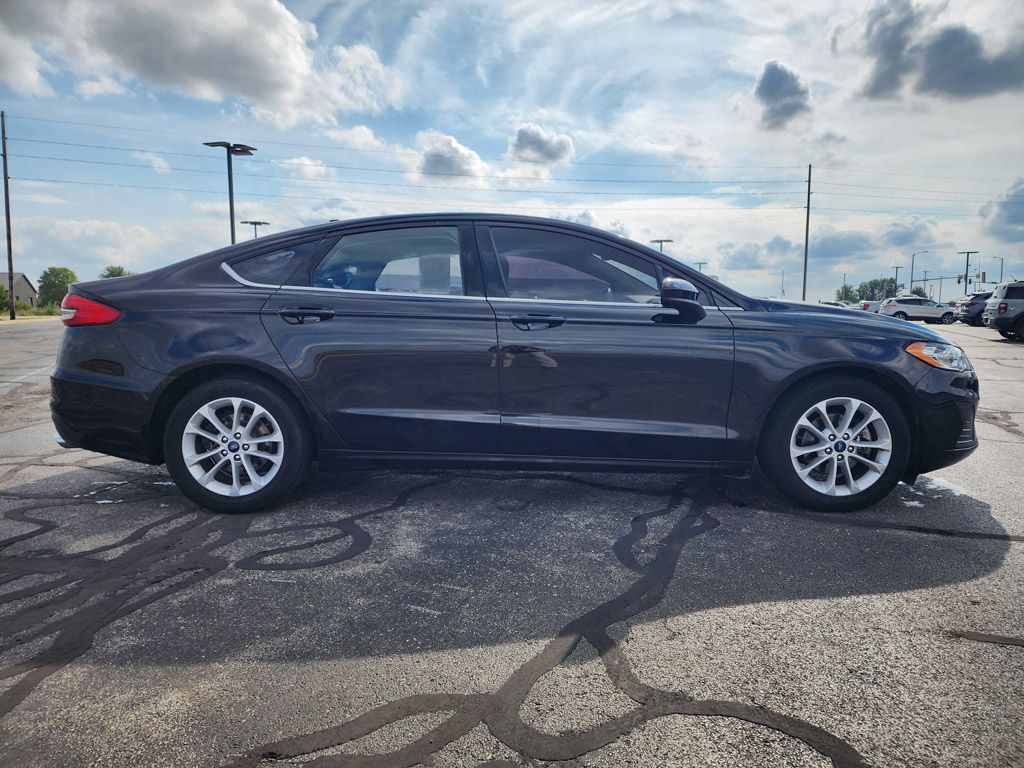 2020 Ford Fusion SE photo 2