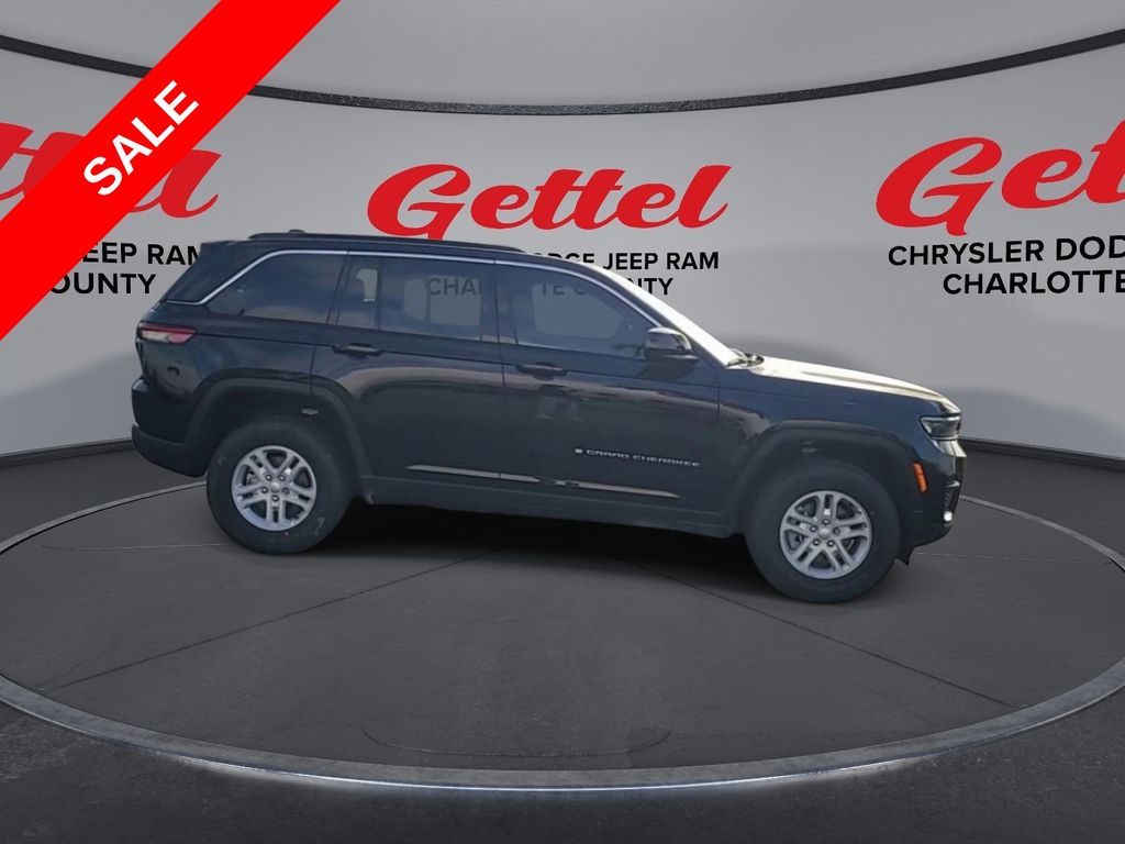 2025 Jeep Grand Cherokee Laredo Altitude photo 8