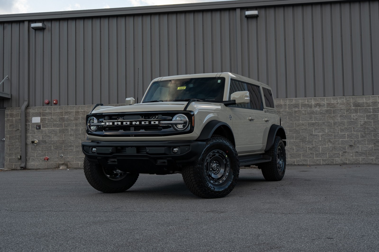 2025 Ford Bronco 4-Door Outer Banks's photo