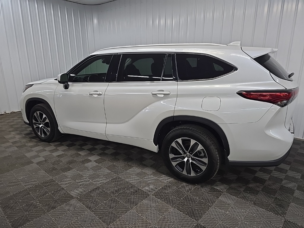 2022 Toyota Highlander XLE photo 3