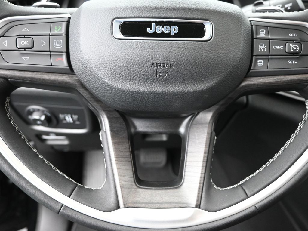 2025 Jeep Grand Cherokee Limited photo 9