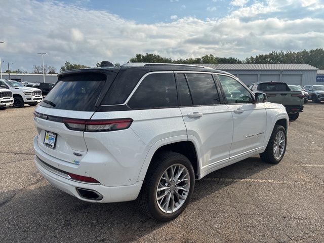 2022 Jeep Grand Cherokee Summit photo 3