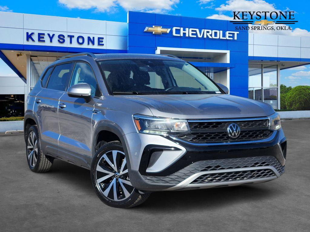 2024 Volkswagen Taos SE's photo