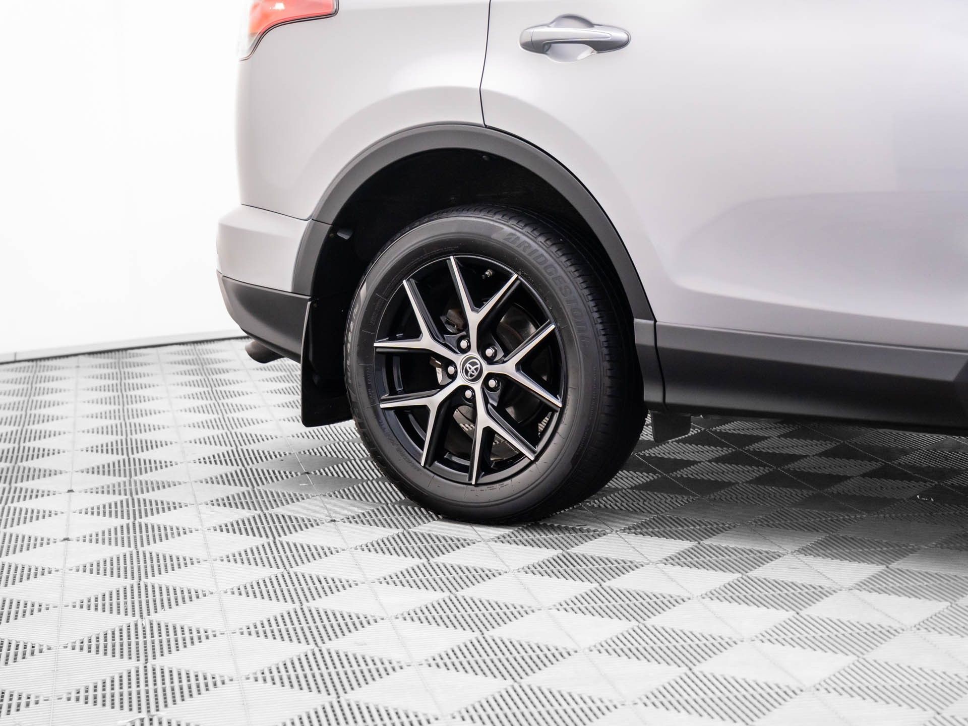 2016 Toyota RAV4 SE photo 28