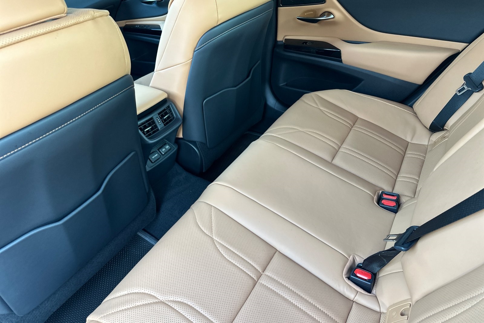 2025 Lexus ES 300h Luxury photo 9