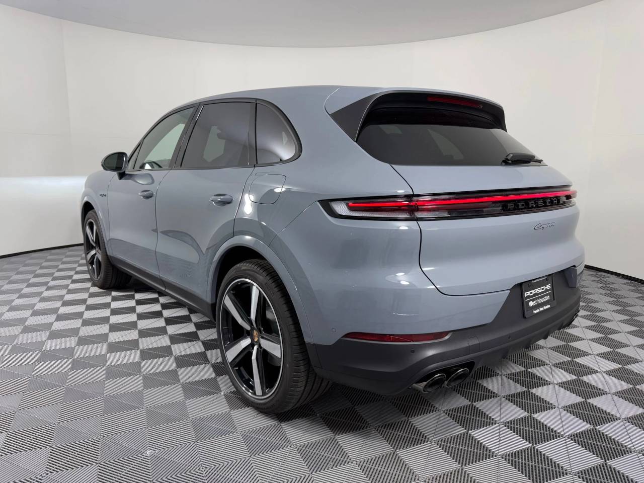 2026 Porsche Cayenne E-Hybrid photo 3