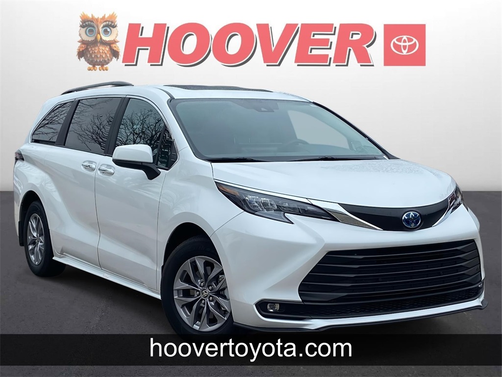 2025 Toyota Sienna XLE's photo