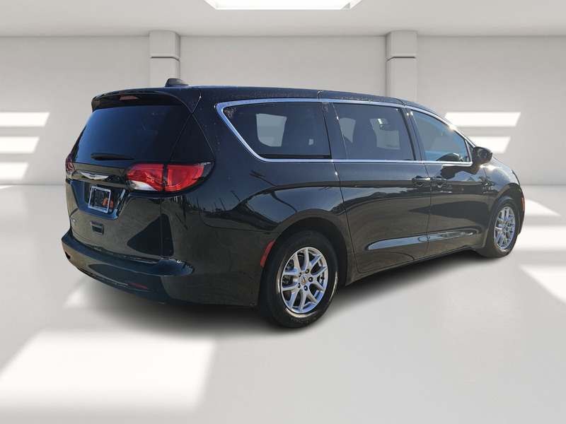 2023 Chrysler Voyager LX photo 2