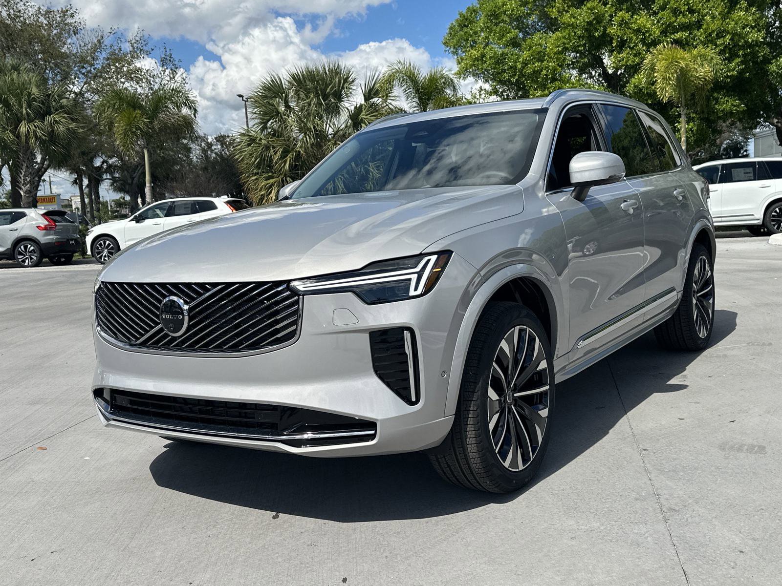 2025 Volvo XC90 Plus photo 2