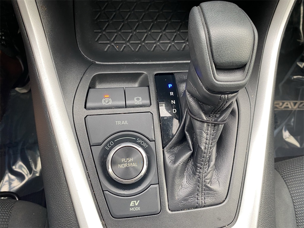 2020 Toyota RAV4 Hybrid LE photo 12
