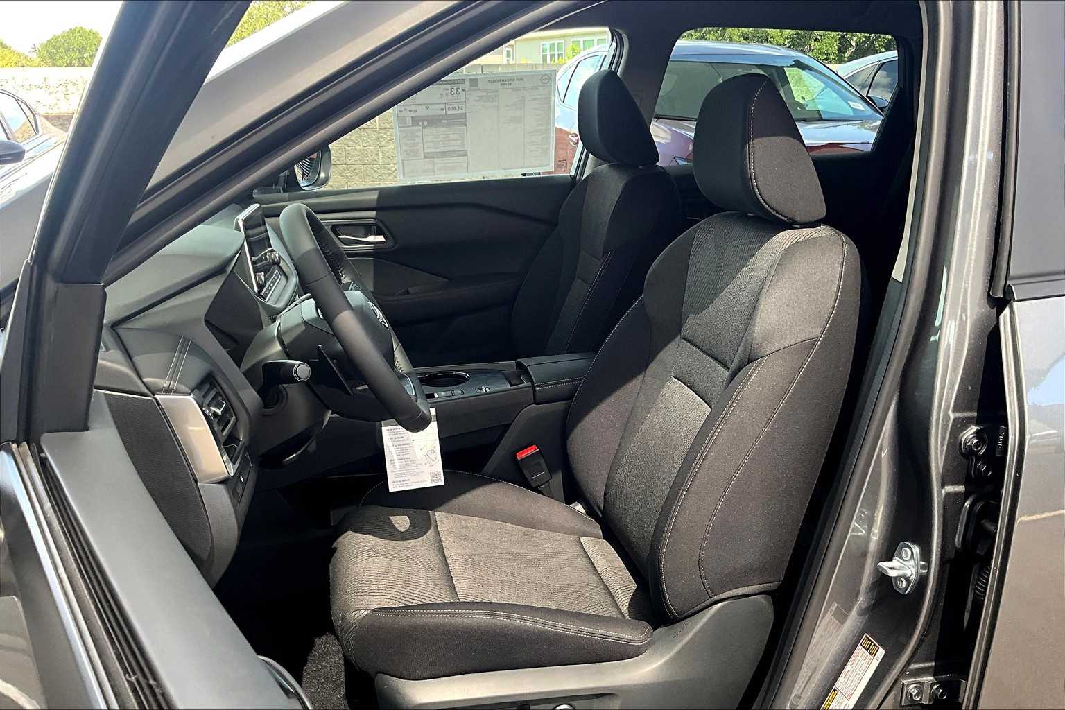2025 Nissan Rogue SV photo 11