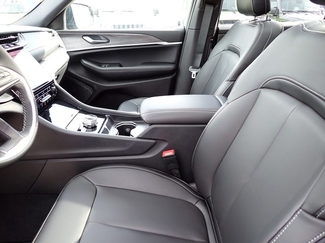 2025 Jeep Grand Cherokee Limited photo 11