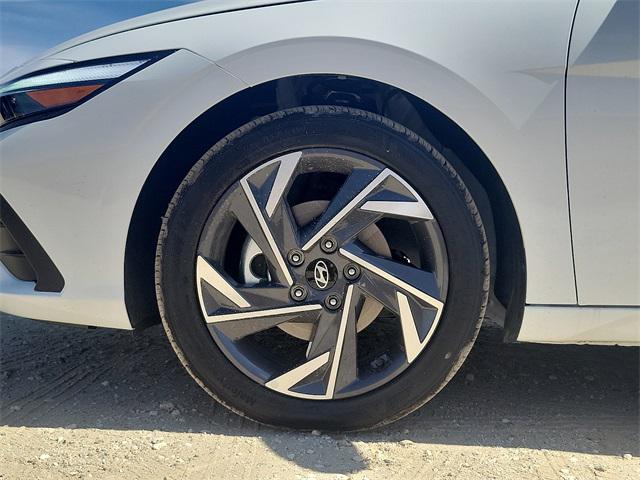 2025 Hyundai Elantra SEL Sport photo 21