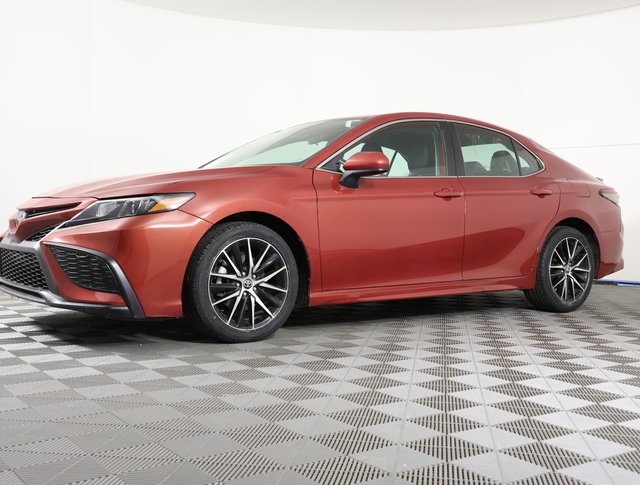 2021 Toyota Camry SE's photo
