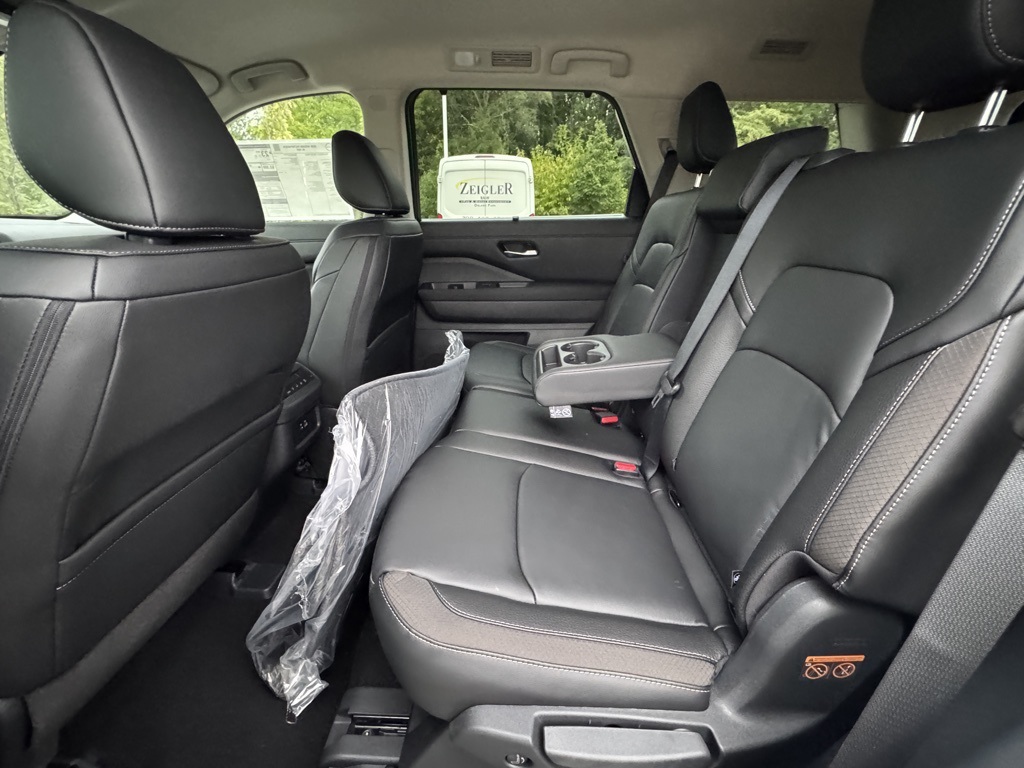 2025 Nissan Pathfinder SL photo 18