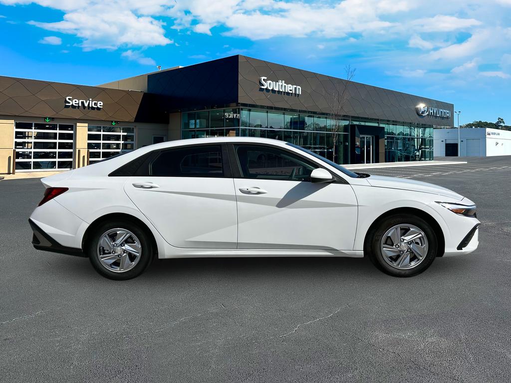 2025 Hyundai Elantra SE photo 9