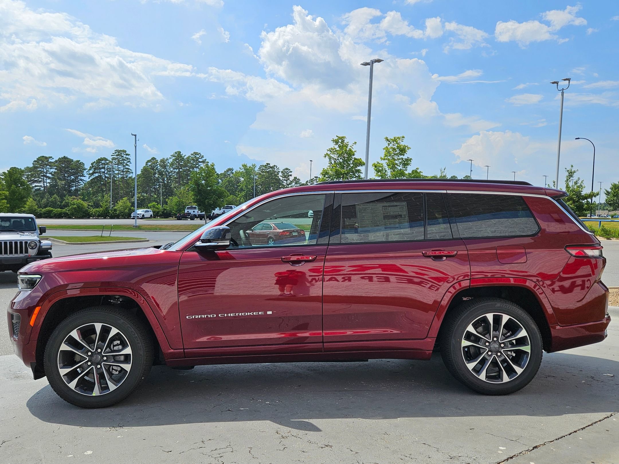 2025 Jeep Grand Cherokee Overland photo 4