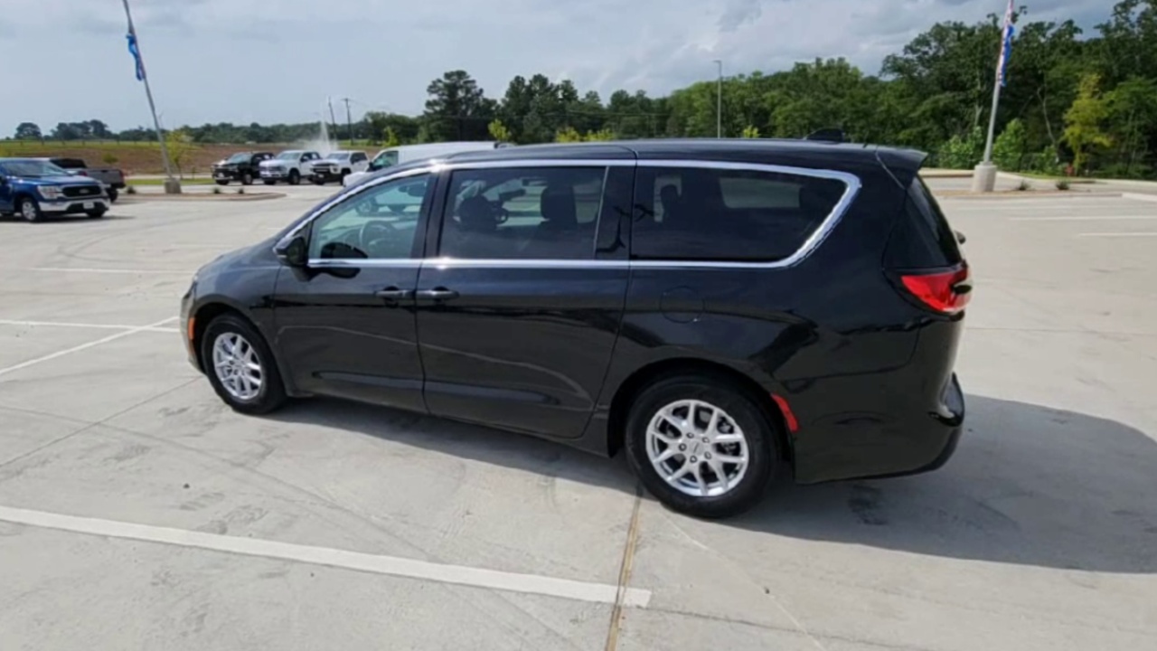 2024 Chrysler Pacifica Touring L photo 27